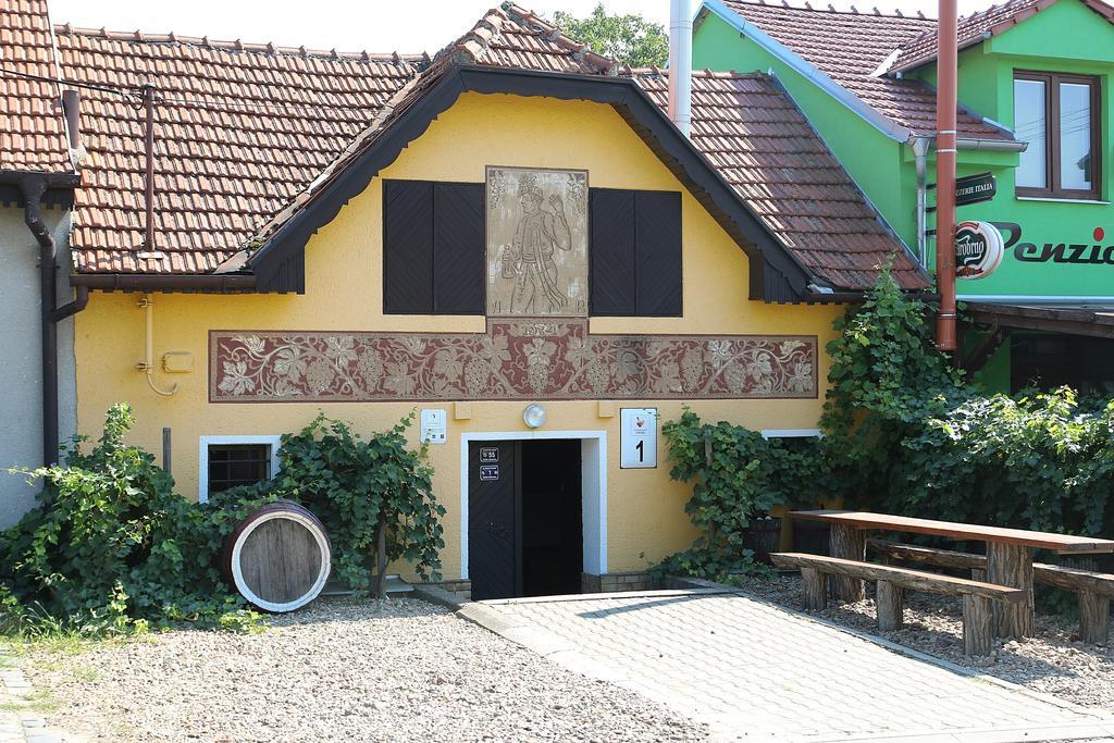 Penzion A Restaurace U Hroznu Velke Bilovice Luaran gambar