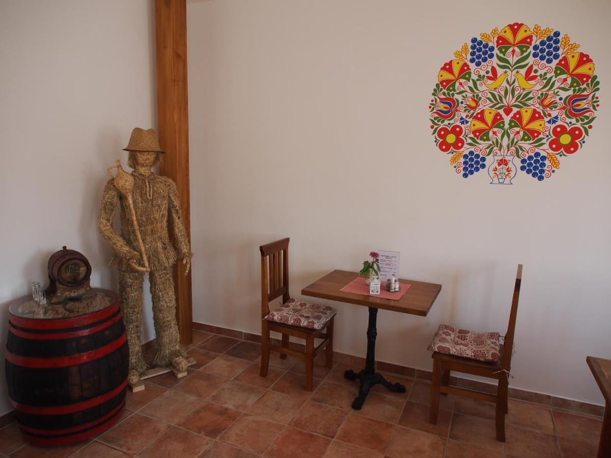 Penzion A Restaurace U Hroznu Velke Bilovice Luaran gambar