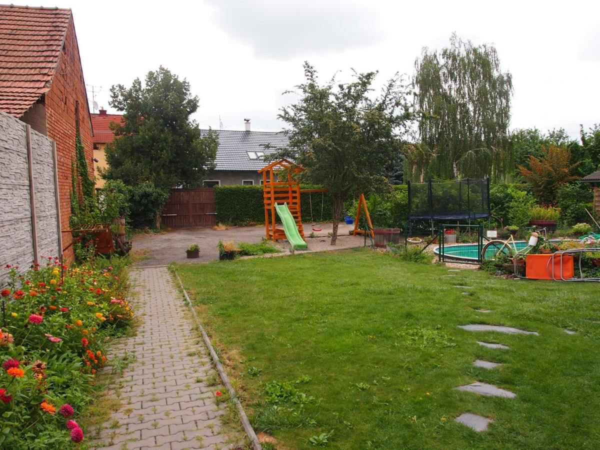 Penzion A Restaurace U Hroznu Velke Bilovice Luaran gambar